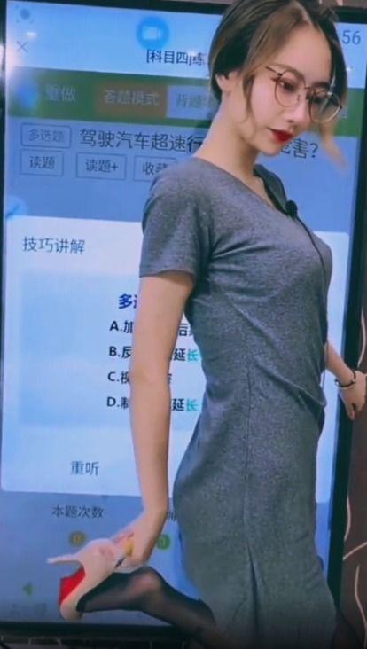 美女穿丝袜露下体视频,一瞥之下，性感尽显